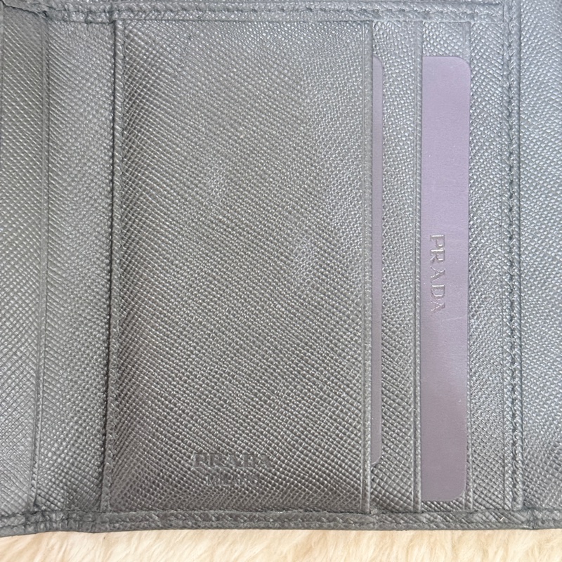 超級甜售🫨不錯的88新✨prada黑色防刮牛皮三折短夾 三折錢包 中夾 有零錢袋-91