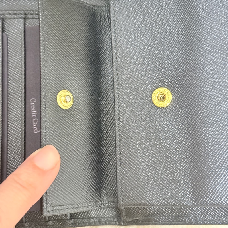 超級甜售🫨不錯的88新✨prada黑色防刮牛皮三折短夾 三折錢包 中夾 有零錢袋-93