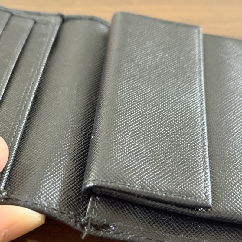 超級甜售🫨不錯的88新✨prada黑色防刮牛皮三折短夾 三折錢包 中夾 有零錢袋-97