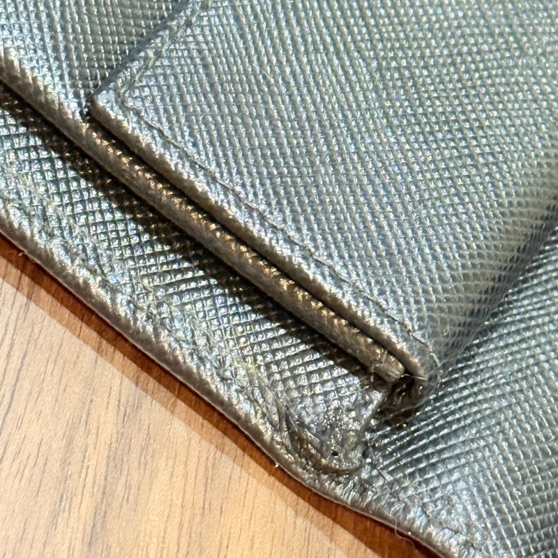 77新🎖️甜售私物🖤prada黑色防刮牛皮三折短夾 三折錢包 中夾 有零錢袋-95