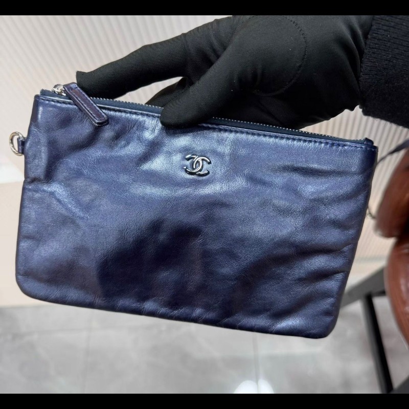 Chanel 22bag 中size
油蠟牛皮深 藍色-4