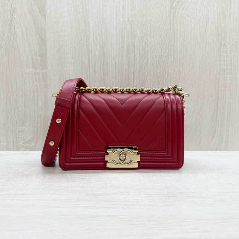 CHANEL紅色牛皮山形紋金扣BOY20CM/A67085-1