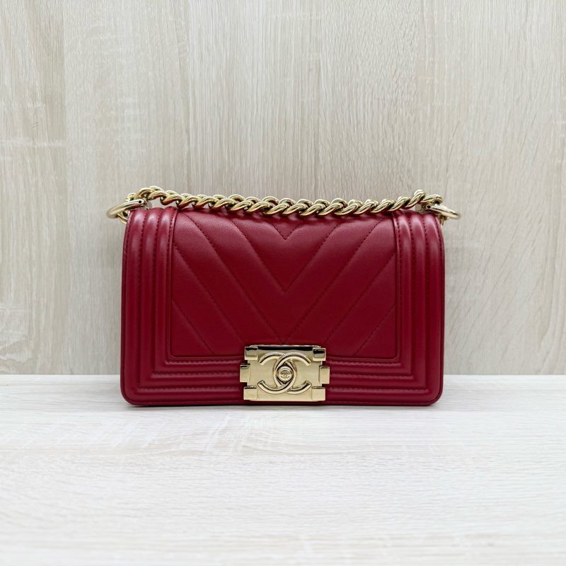 CHANEL紅色牛皮山形紋金扣BOY20CM/A67085-2