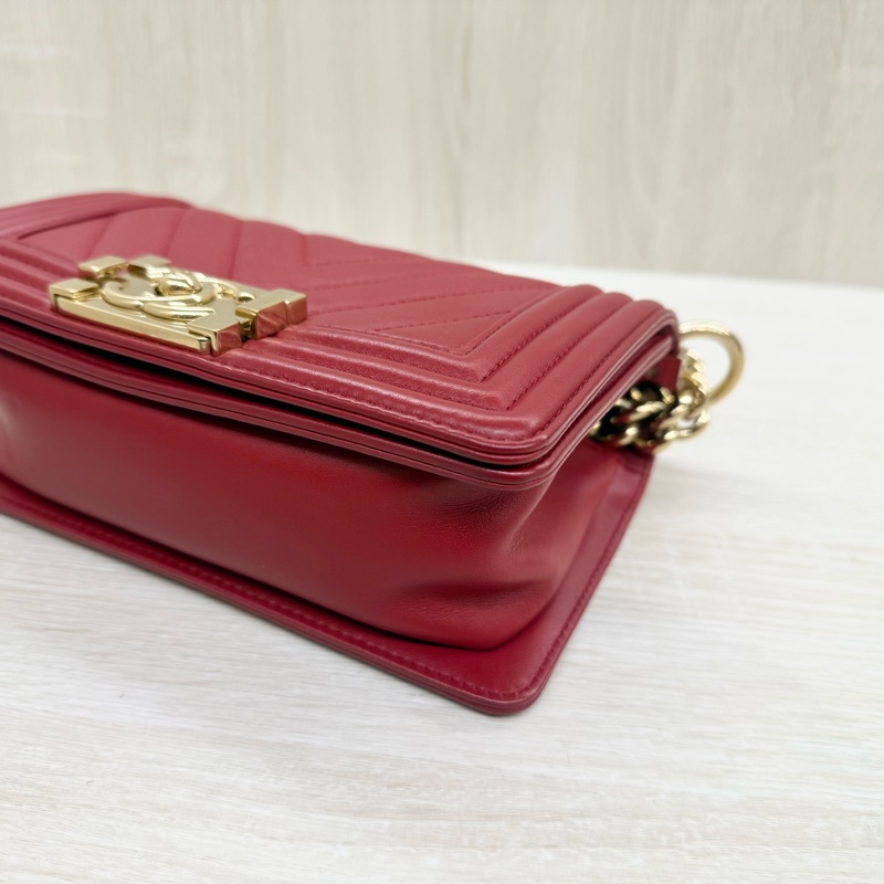 CHANEL紅色牛皮山形紋金扣BOY20CM/A67085-7