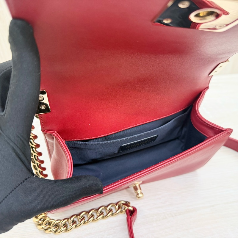 CHANEL紅色牛皮山形紋金扣BOY20CM/A67085-9