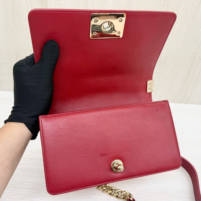 CHANEL紅色牛皮山形紋金扣BOY20CM/A67085-12
