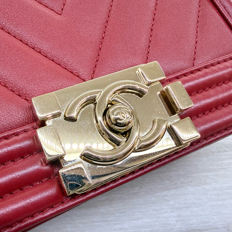 CHANEL紅色牛皮山形紋金扣BOY20CM/A67085-15