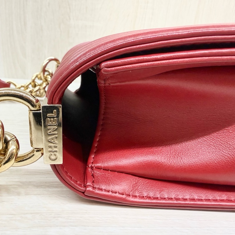 CHANEL紅色牛皮山形紋金扣BOY20CM/A67085-16