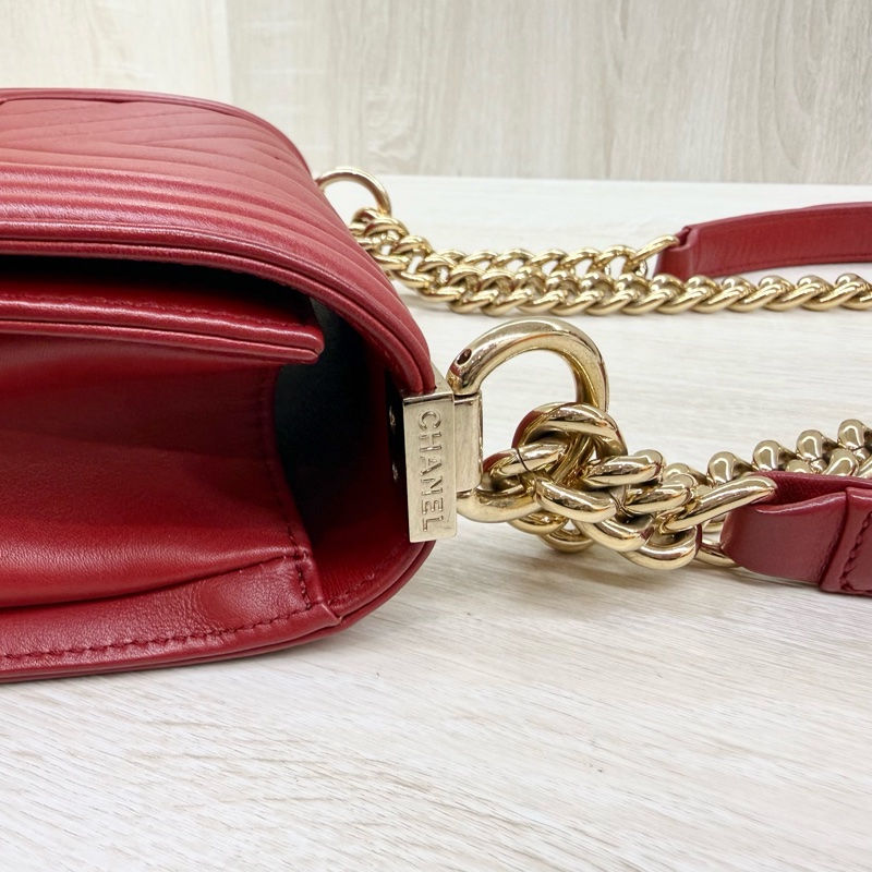 CHANEL紅色牛皮山形紋金扣BOY20CM/A67085-17