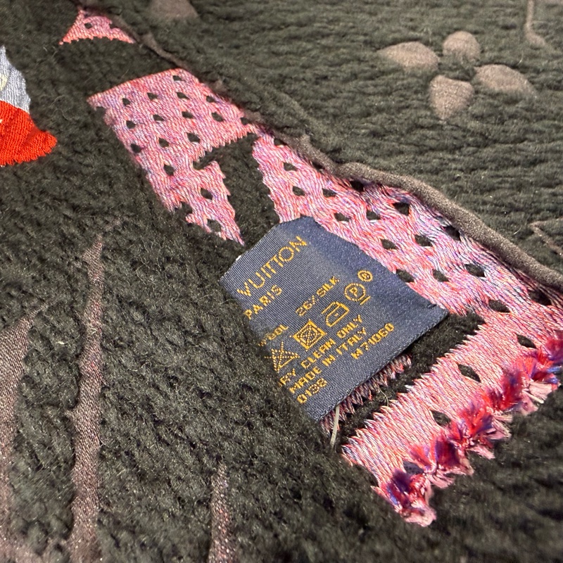 LV黑色老花拼彩圖設計圍巾M71060-11