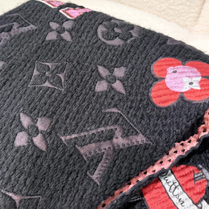 LV黑色老花拼彩圖設計圍巾M71060-13