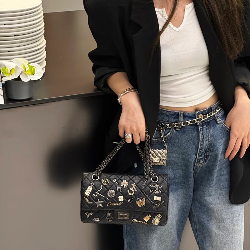 CHANEL黑銀揉製牛皮限量銀針徽章款2.55 24CM-1