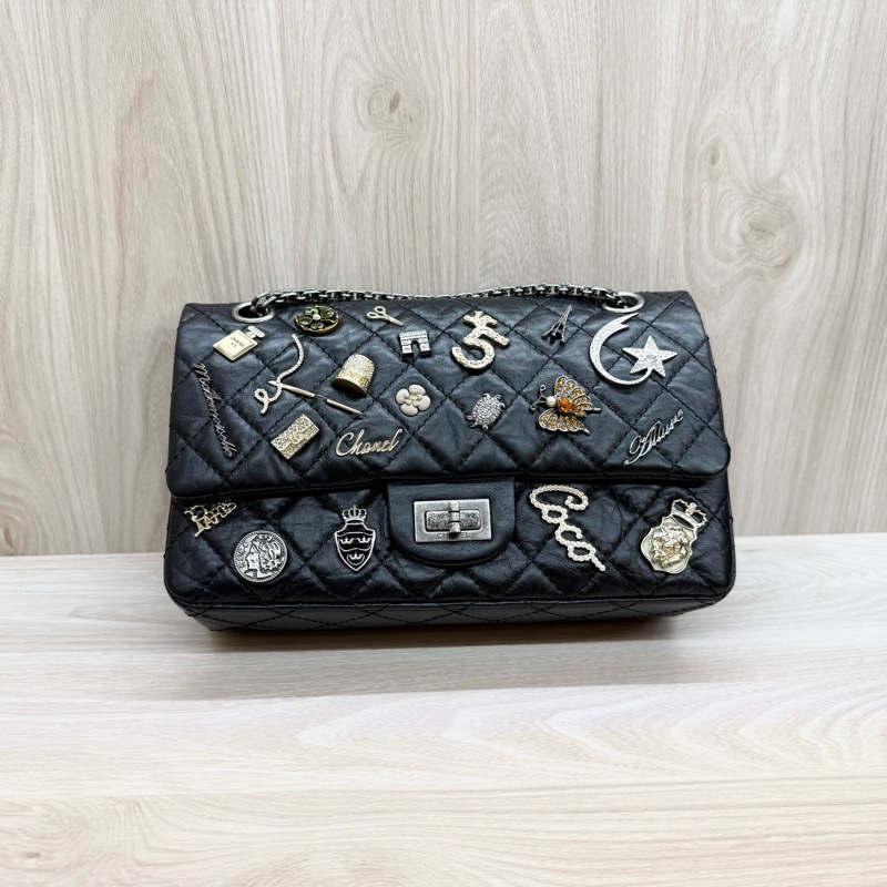 CHANEL黑銀揉製牛皮限量銀針徽章款2.55 24CM-2