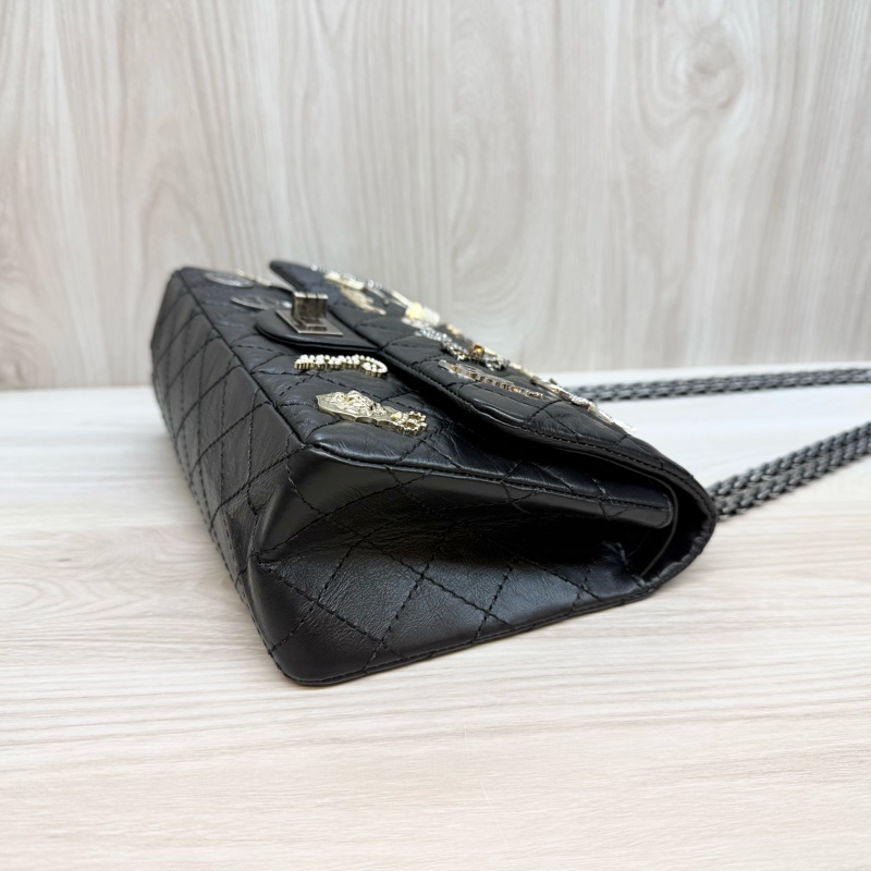 CHANEL黑銀揉製牛皮限量銀針徽章款2.55 24CM-4