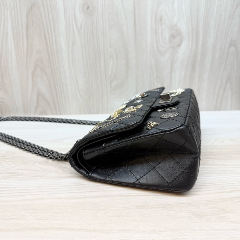 CHANEL黑銀揉製牛皮限量銀針徽章款2.55 24CM-5