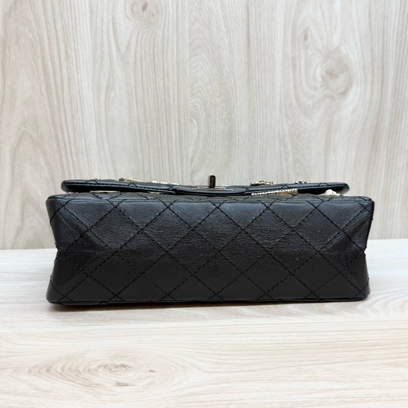 CHANEL黑銀揉製牛皮限量銀針徽章款2.55 24CM-6