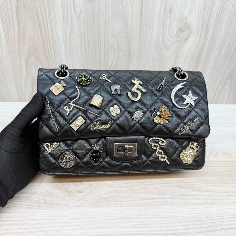 CHANEL黑銀揉製牛皮限量銀針徽章款2.55 24CM-7