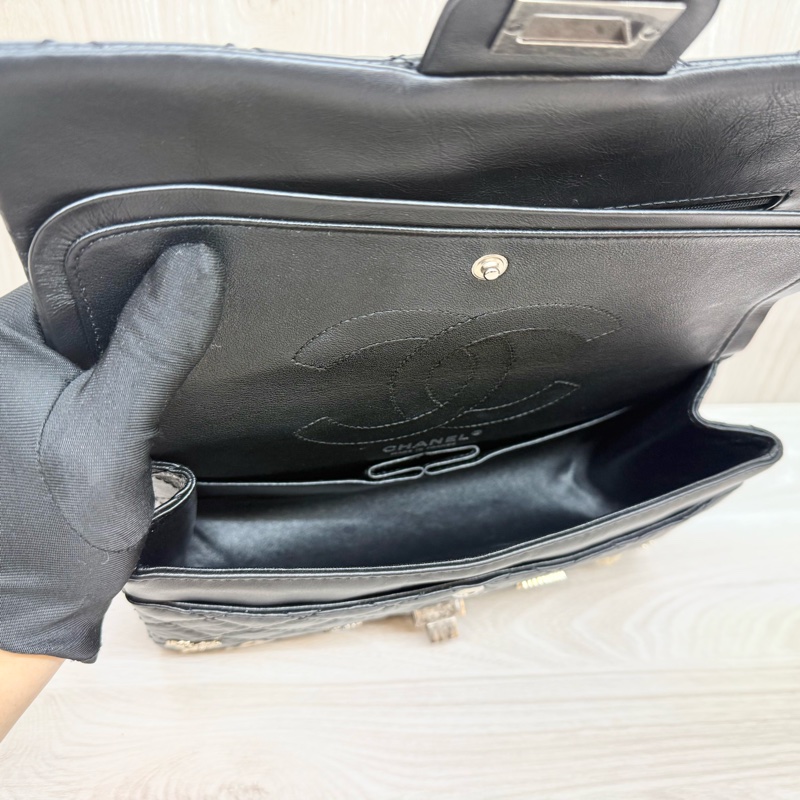 CHANEL黑銀揉製牛皮限量銀針徽章款2.55 24CM-8