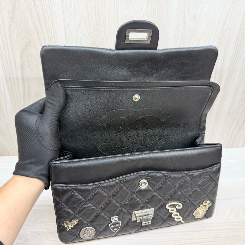 CHANEL黑銀揉製牛皮限量銀針徽章款2.55 24CM-9