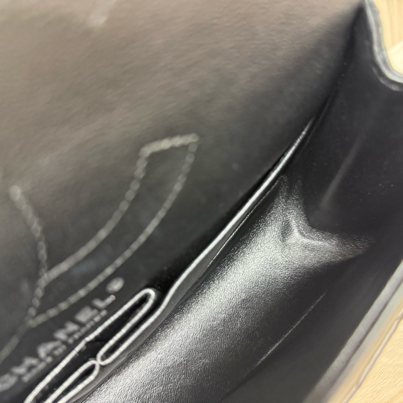 CHANEL黑銀揉製牛皮限量銀針徽章款2.55 24CM-11