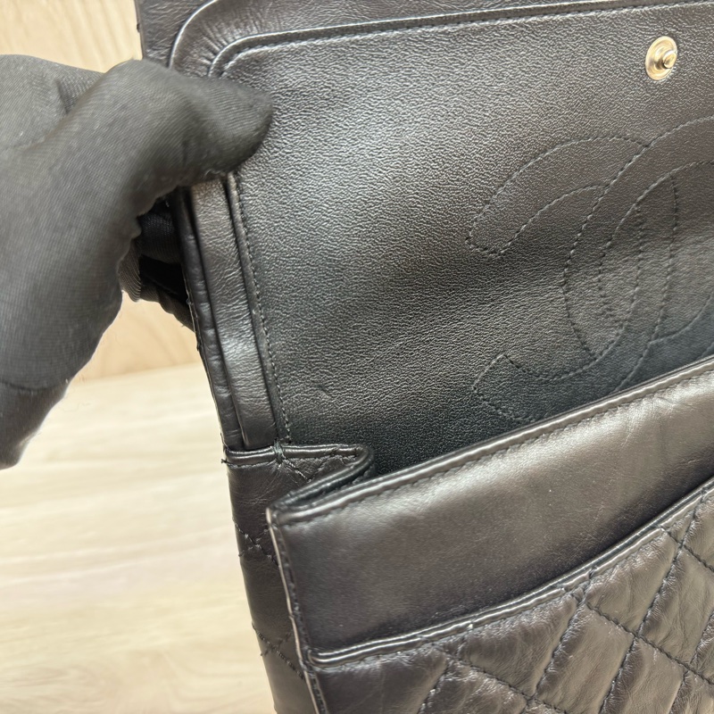 CHANEL黑銀揉製牛皮限量銀針徽章款2.55 24CM-13