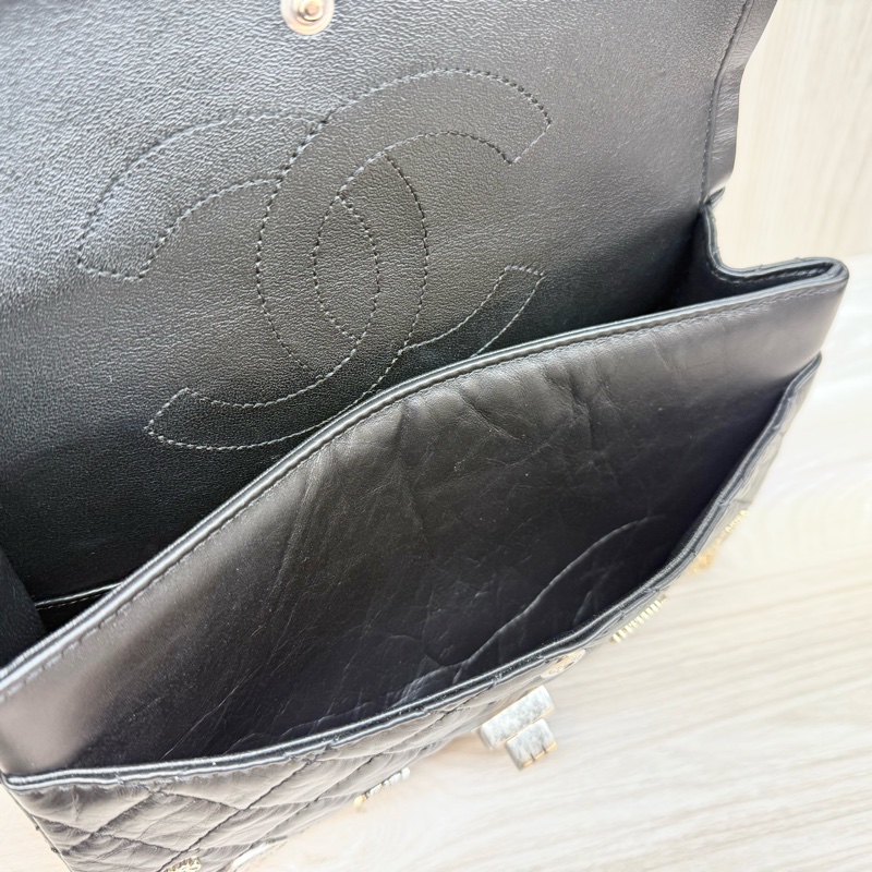 CHANEL黑銀揉製牛皮限量銀針徽章款2.55 24CM-15