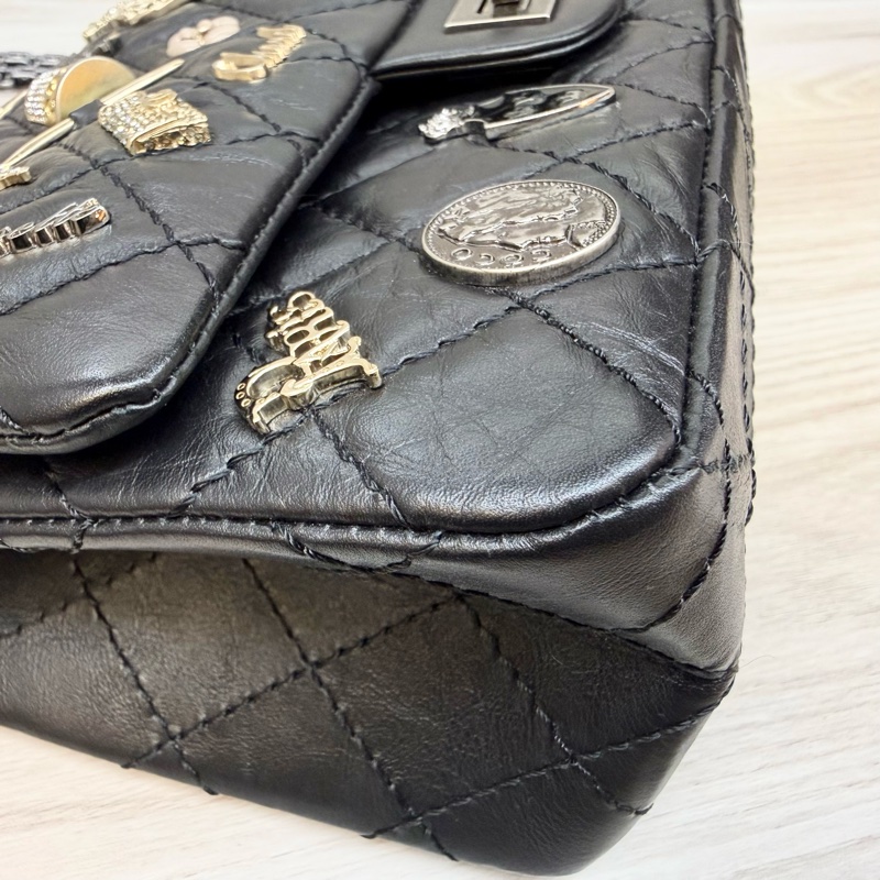 CHANEL黑銀揉製牛皮限量銀針徽章款2.55 24CM-16