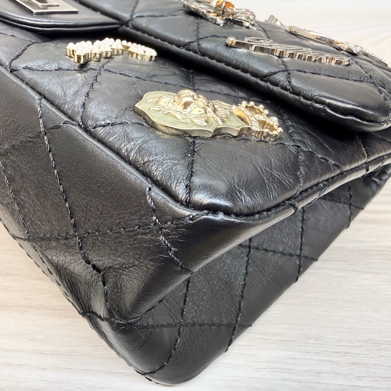 CHANEL黑銀揉製牛皮限量銀針徽章款2.55 24CM-17