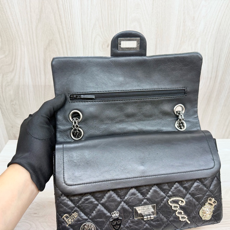 CHANEL黑銀揉製牛皮限量銀針徽章款2.55 24CM-18