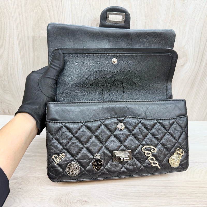 CHANEL黑銀揉製牛皮限量銀針徽章款2.55 24CM-19
