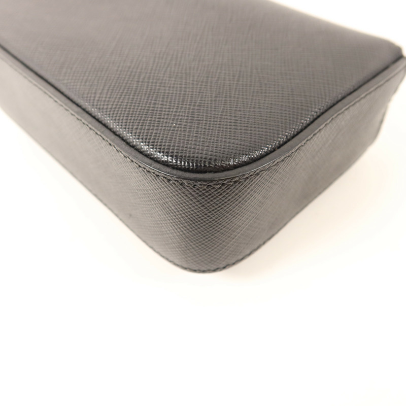 PRADA Saffiano皮革Clutch金扣手拿包-12