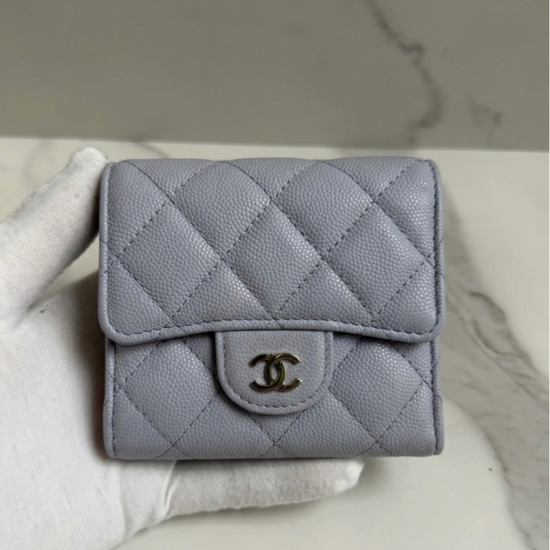 CHANEL 荔枝皮 灰紫色三折短夾-0