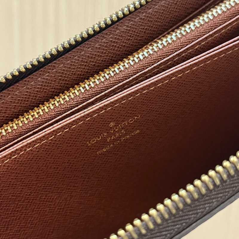 LV老花棕色拉鍊長夾-1