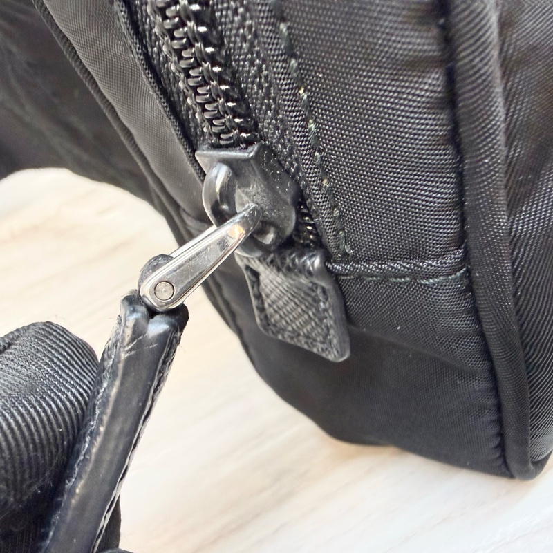 PRADA黑色尼龍布Saffiano拉鍊胸口腰包2VL977-20