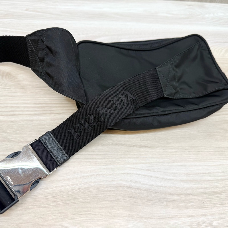 PRADA黑色尼龍布Saffiano拉鍊胸口腰包2VL977-23