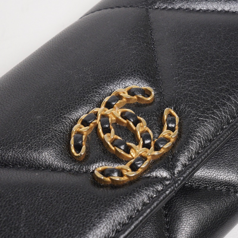 CHANEL香奈兒 19系列 大菱格紋小羊皮口蓋中夾(黑色/金釦)-5