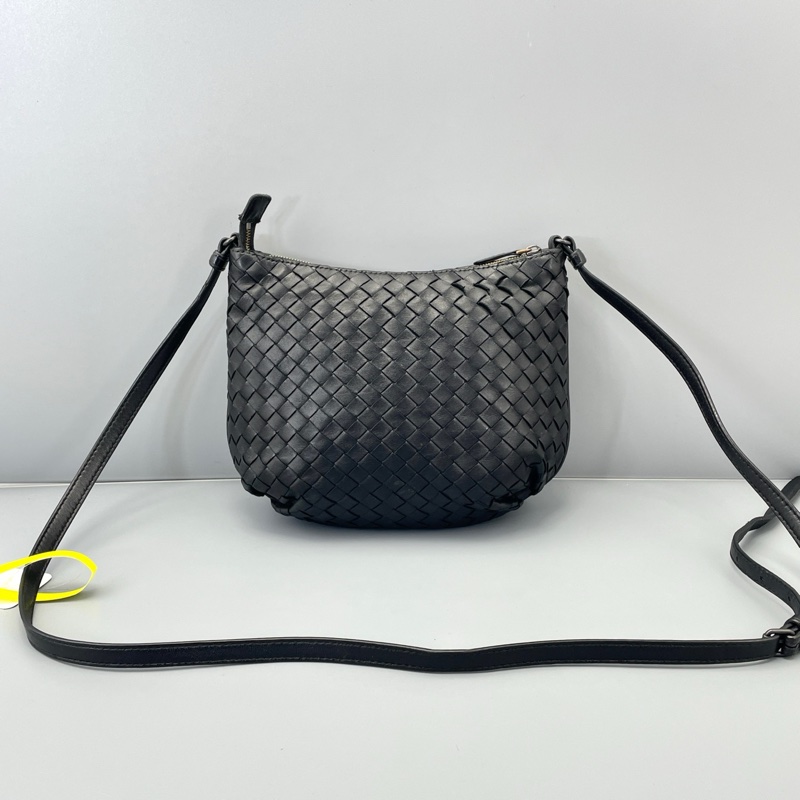 BV葆蝶家編織款南瓜斜挎包黑色 尺寸約21*17*5cm-0