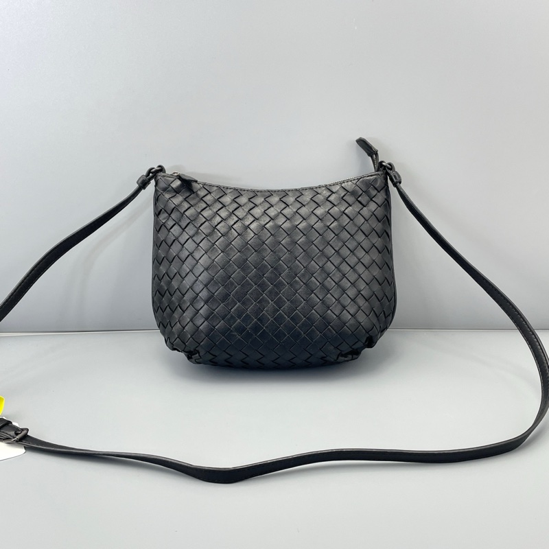 BV葆蝶家編織款南瓜斜挎包黑色 尺寸約21*17*5cm-1