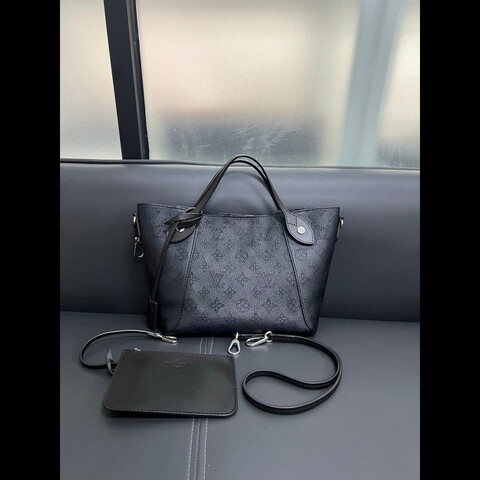 LV Hina
黑色菜籃子 鏤空月光女神