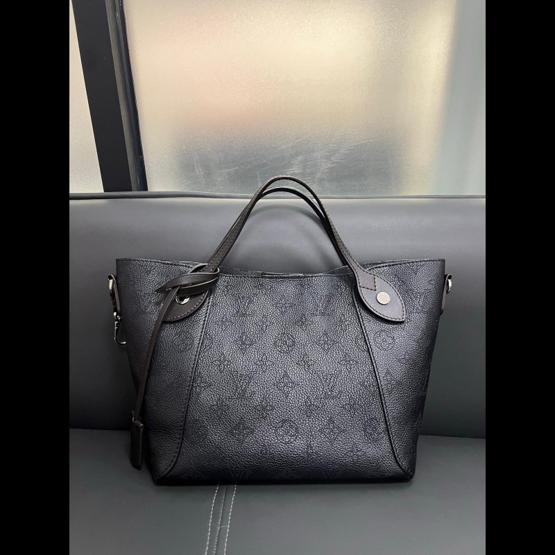 LV Hina
黑色菜籃子 鏤空月光女神-1