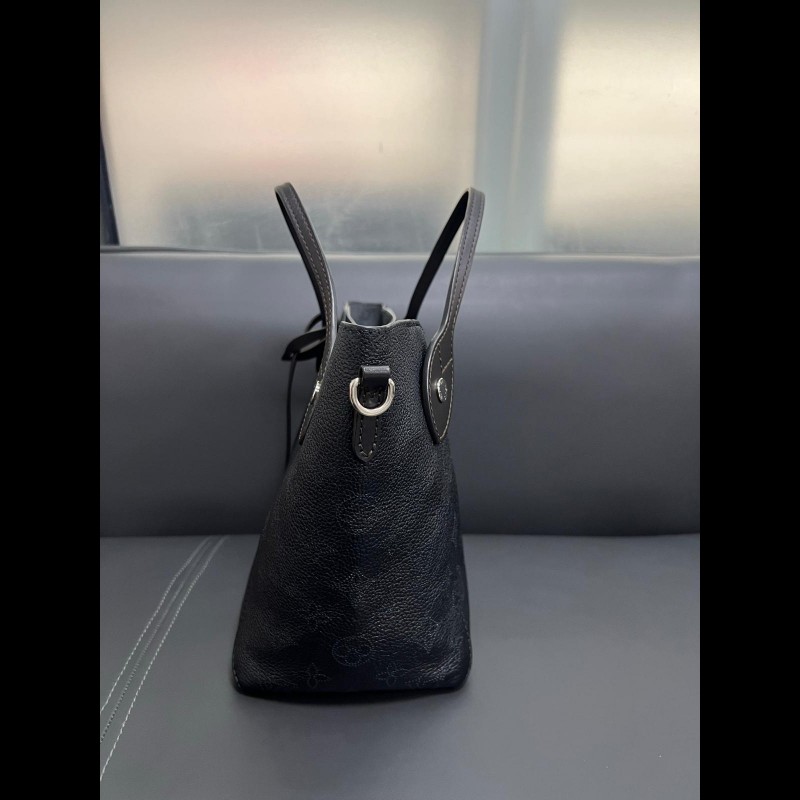 LV Hina
黑色菜籃子 鏤空月光女神-4