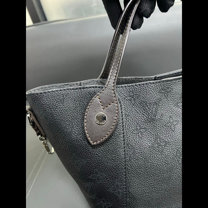 LV Hina
黑色菜籃子 鏤空月光女神-9