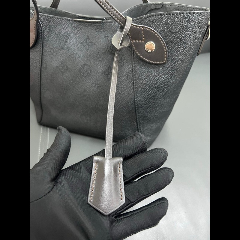 LV Hina
黑色菜籃子 鏤空月光女神-16