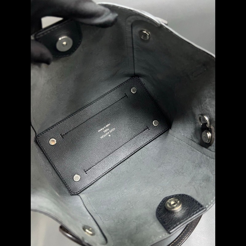 LV Hina
黑色菜籃子 鏤空月光女神-23