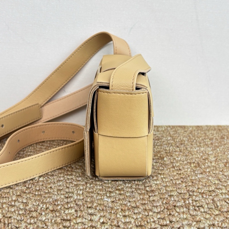 BOTTEGA VENETA CASSETTE 杏仁色 編織 羊皮 mini-1