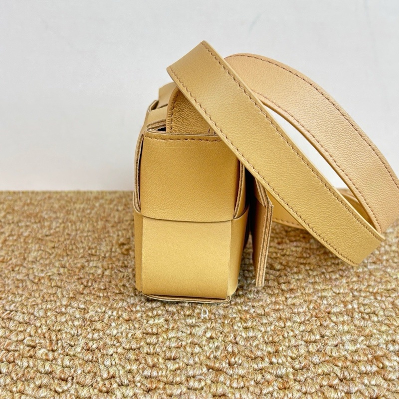 BOTTEGA VENETA CASSETTE 杏仁色 編織 羊皮 mini-2