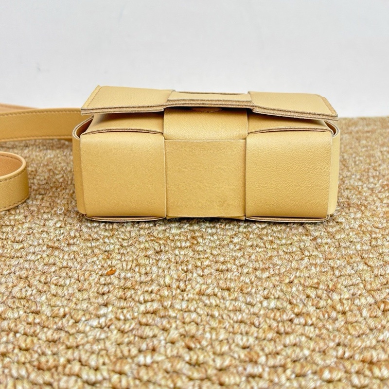 BOTTEGA VENETA CASSETTE 杏仁色 編織 羊皮 mini-3