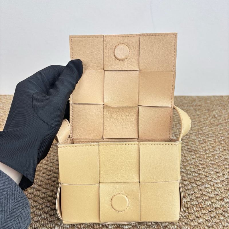 BOTTEGA VENETA CASSETTE 杏仁色 編織 羊皮 mini-4