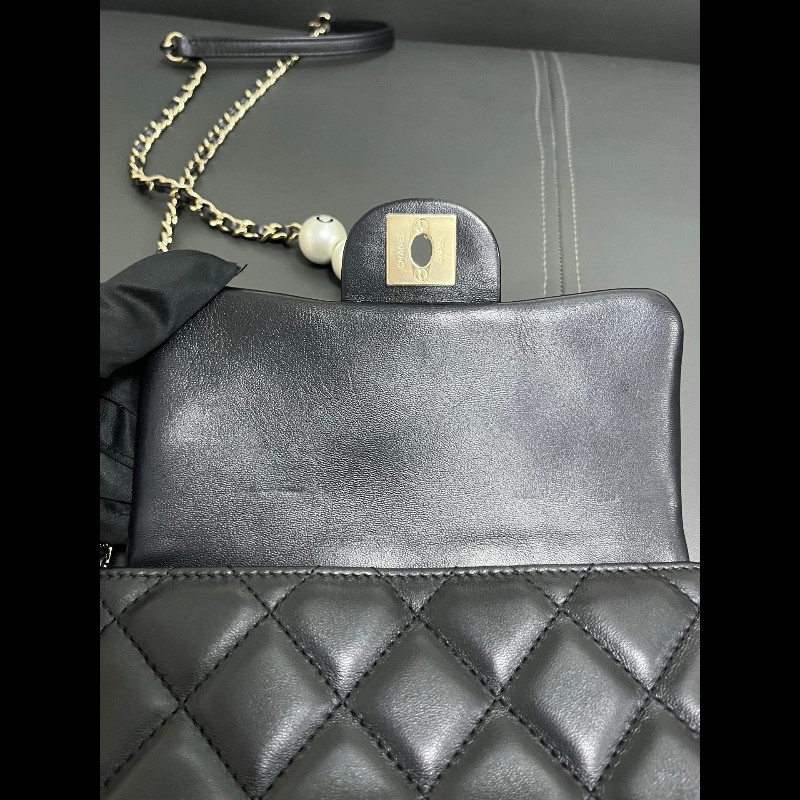 Chanel 黑金cf mini
珍珠鏈條包-12