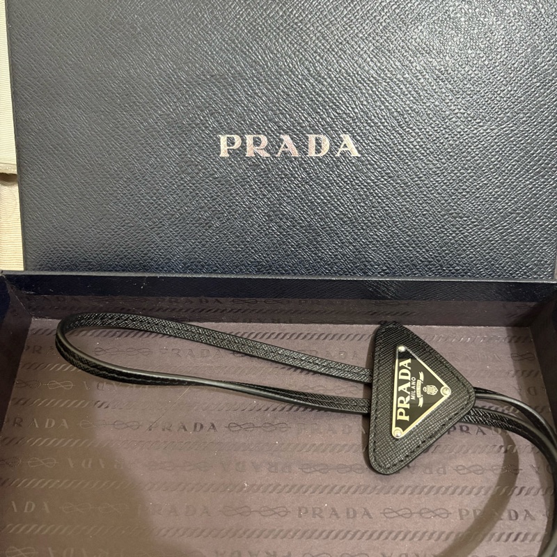 PRADA Saffiano 皮革保羅領帶(黑)-0